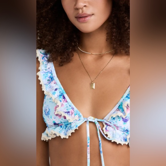 Capittana
Ginger Blue Roses Bikini - Picture 7 of 12